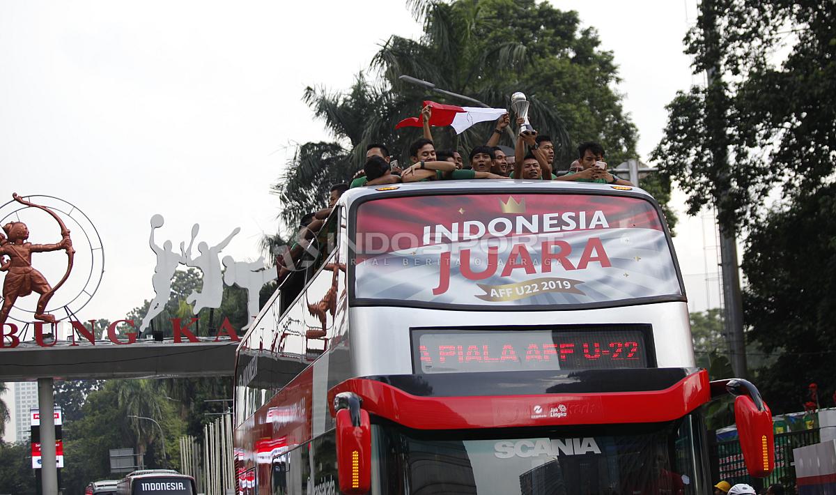 Timnas Indonesia U-22 arak arakan lewat Stadion Utama Gelora Bung Karno.