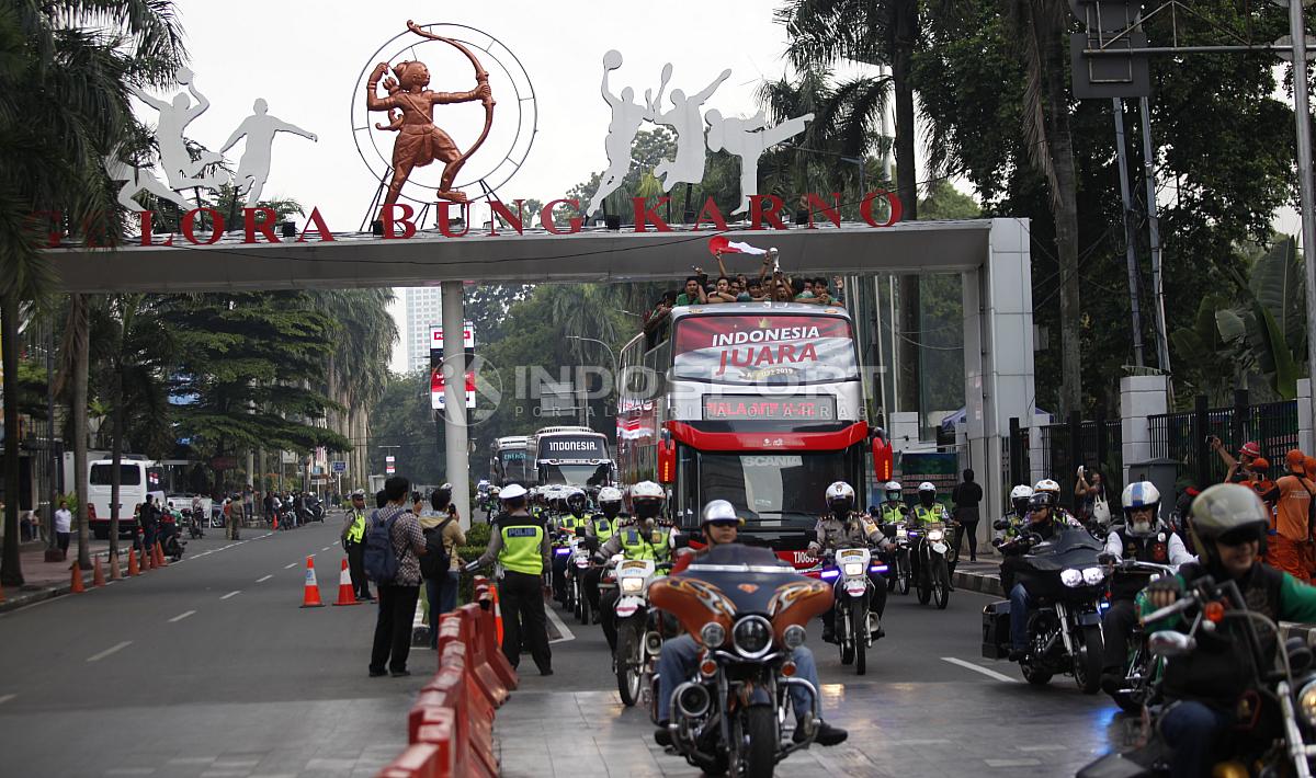 Bis arak arakan Timnas Indonesia juara Piala AFF U-22 2019 melewati Stadion Utama Gelora Bung Karno