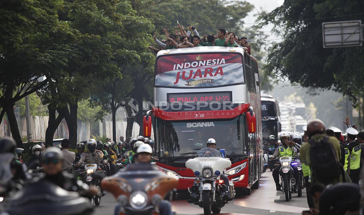 Bis arak-arakan Timnas Indonesia juara Piala AFF U-22 2019 dari hotel sultan menuju Istana Negara, Kamis (28/02/19).