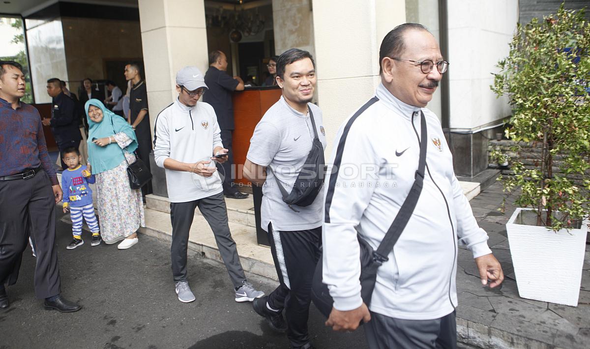 Dokter Timnas Indonesia, Syarif Alwi Maruapey siap akan melakukan arak-arakan menuju Istana Negara dari hotel sultan, Kamis (28/02/19). Copyright: Herry Ibrahim/INDOSPORT