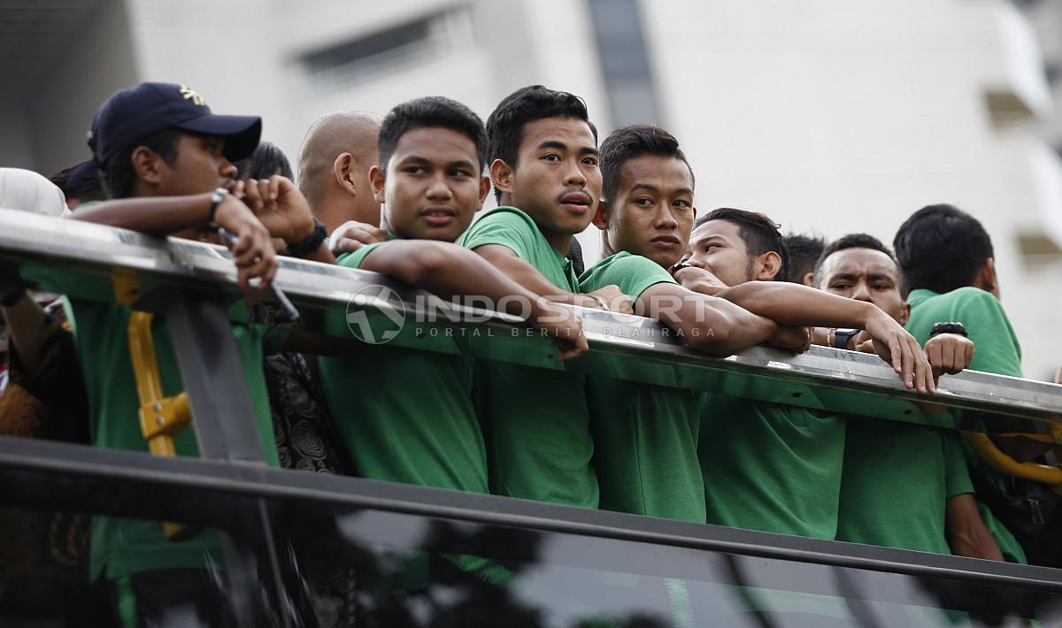Penggawa Timnas Indonesia U-22, diatas bis atap terbuka dalam acara arak-arakan dari hotel sultan menuju Istana Negara.