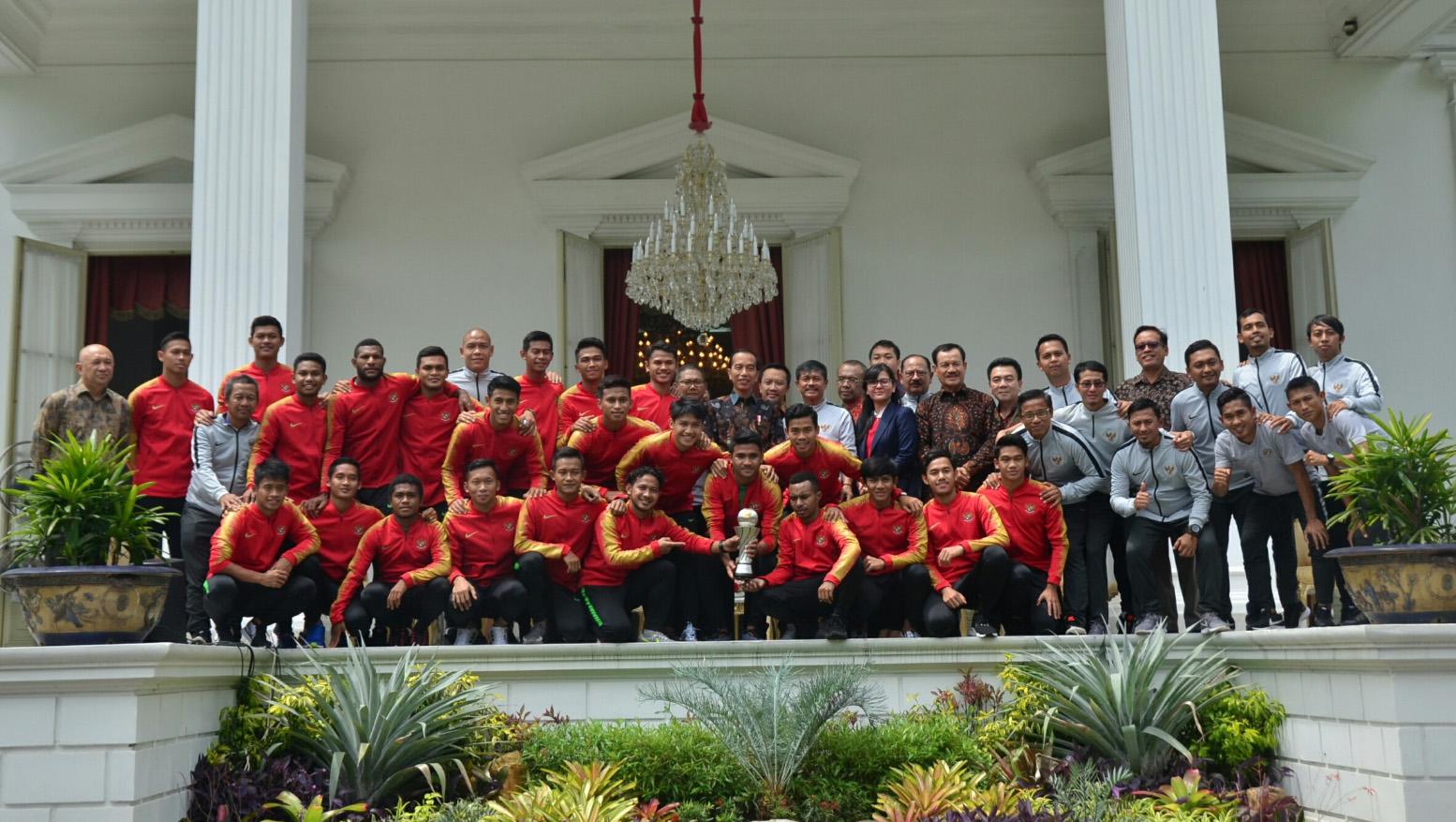 Timnas Indonesia U-22 saat foto bersama di Istana Negara.