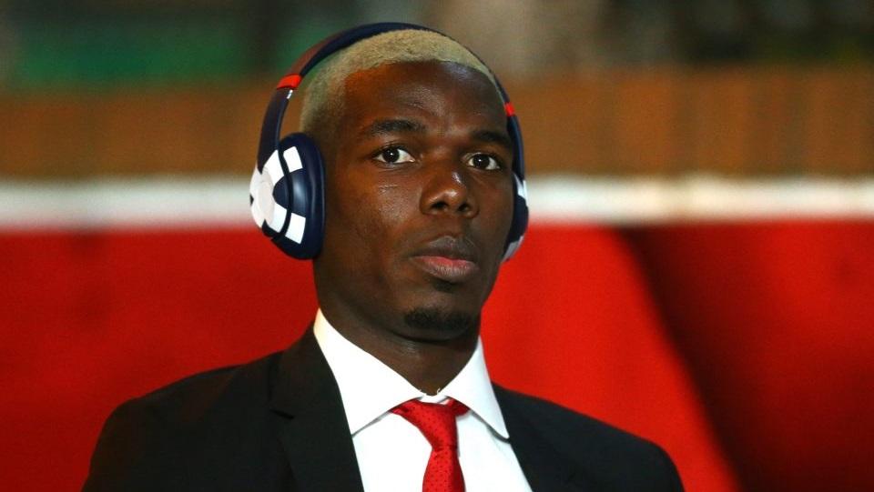 Paul Pogba memamerkan rambut plontos pirang jelang laga kemenangan atas Crystal Palace Copyright: Sun Sport