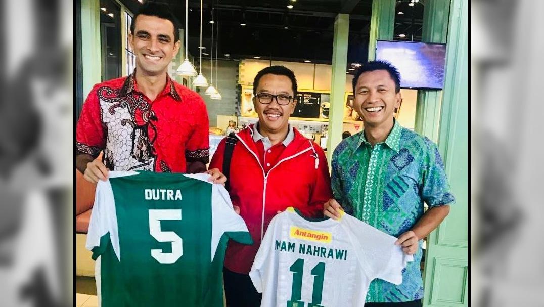 Menpora Imam Nahrawi (tengah) bersama Otavio Dutra dan Presiden Klub Persebaya Azrul Ananda di Jakarta pagi tadi (26/2). Proses naturalisasi Dutra mendapat dukungan dari menpora. Copyright: persebaya.id