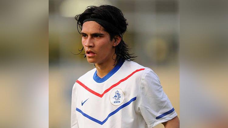 Nilai transfer pemain sepak bola keturunan Indonesia, Navarone Foor, langsung anjlok setelah dia bergabung dengan klub asal Uni Emirat Arab, Ittihad Kalba. - INDOSPORT