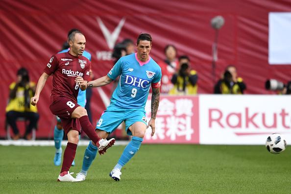 Andres Iniesta dan Fernando Torres saat berduel di Liga Jepang. Copyright: INDOSPORT