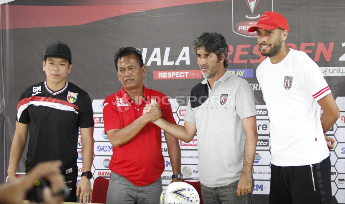 Ki-ka: Pemain Mitra Kukar Geri Mandagi, asisten pelatih Mitra Kukar Sukardi, pelatih Bali United Stefano Cugurra Teco, dan pemain Bali United Willian Pacheco foto bersama usai acara jumpa pers grup B Piala Presiden 2019 di stadion Patriot, Sabtu (02/03/19