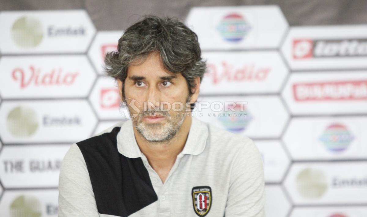 Pelatih Bali United Stefano Cugurra Teco pada acara jumpa pers grup B Piala Presiden 2019 di Stadion Patriot Chandrabhaga, Sabtu (2/3/19).