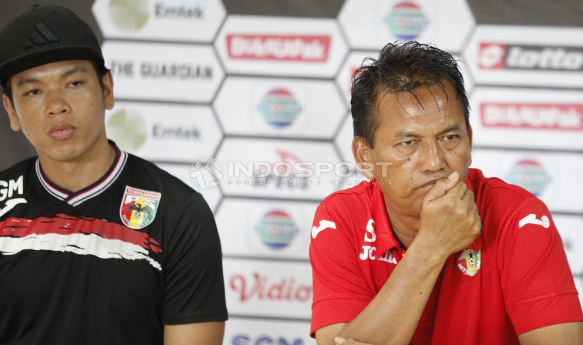 Pemain Mitra Kukar Geri Mandagi dan asisten pelatih Mitra Kukar Sukardi pada acara jumpa pers grup B Piala Presiden 2019 di stadion Patriot, Sabtu (02/03/19). Copyright: Herry Ibrahim/INDOSPORT