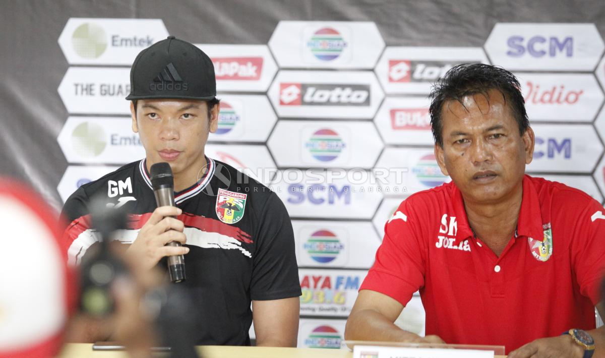 Pemain Mitra Kukar Geri Mandagi dan asisten pelatih Mitra Kukar Sukardi pada acara jumpa pers grup B Piala Presiden 2019 di stadion Patriot, Sabtu (02/03/19). Copyright: Herry Ibrahim/INDOSPORT