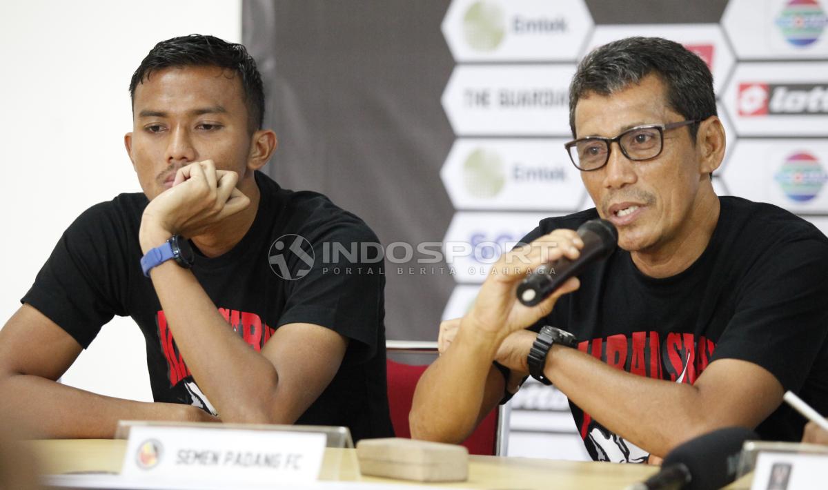 Pelatih Semen Padang, Weliansyah, pada acara jumpa pers.
