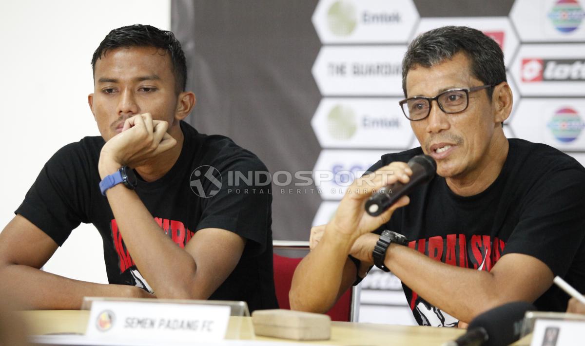 Kiper Semen Padan Teja Paku Alam, asisten pelatih Semen Padang Weliansyah pada acara jumpa pers grup B Piala Presiden 2019 di stadion Patriot, Sabtu (02/03/19). Copyright: Herry Ibrahim/INDOSPORT