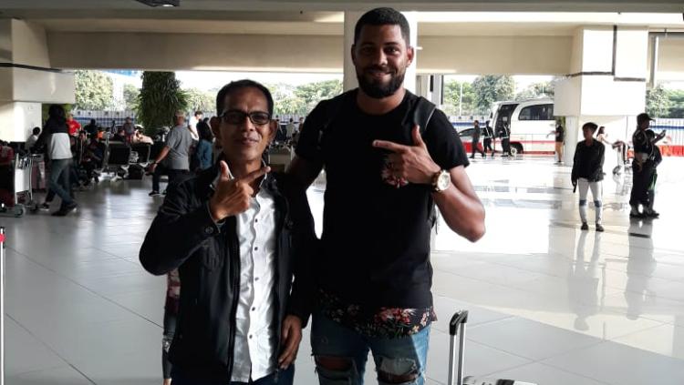 Pemain anyar Persipura asal Brasil, Luis Carlos bersama agennya, Edy Syah.
