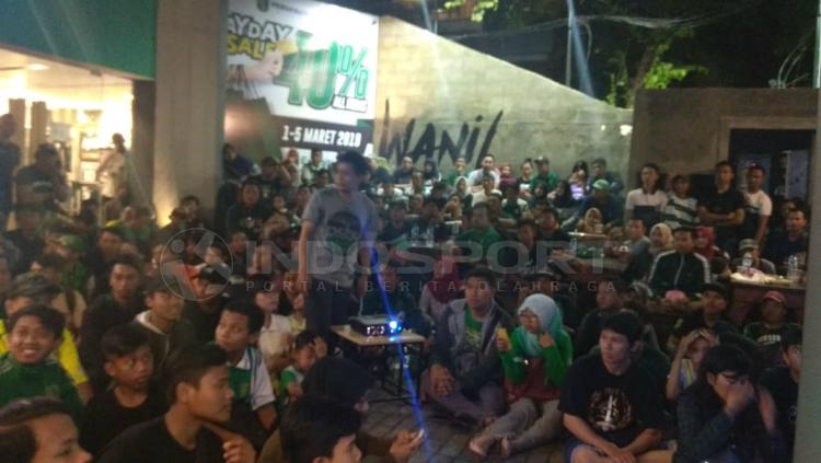 Bonek memadati Persebaya Store Jalan Slamet untuk nobar Piala Presiden, Sabtu (02/03/19).