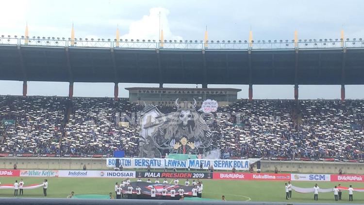 Koreo indah yang dilakukan oleh Bobotoh Copyright: Petrus DaYerimon/INDOSPORT