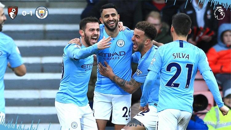 Skuat Man City merayakan gol Mahrez ke gawang Bournemouth. Copyright: Twitter @@ManCity