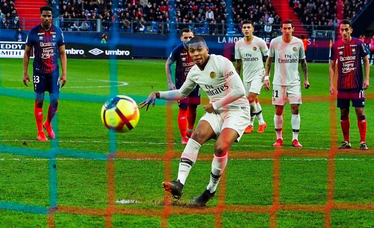 Eksekusi penalti Kylian Mbappe ke gawang Caen.