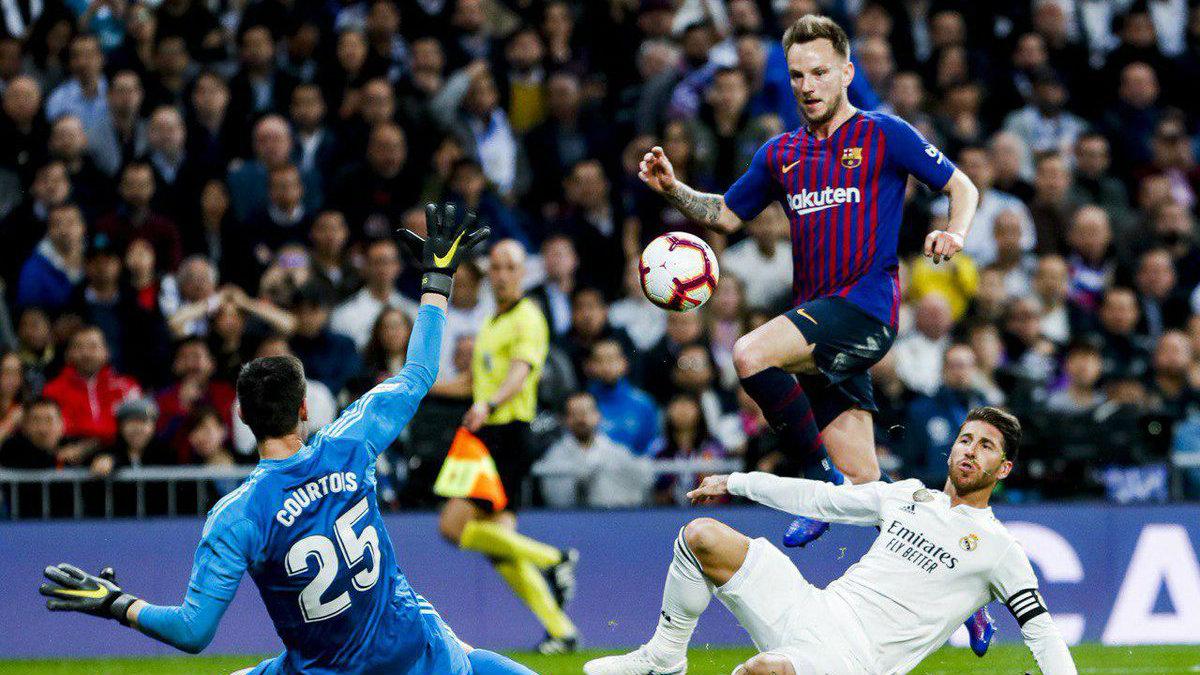 Pemain Barcelona Ivan Rakitic saat mencetak gol ke gawang Real Madrid, Minggu (03/03/19). Copyright: twitter.com/FCBarcelona