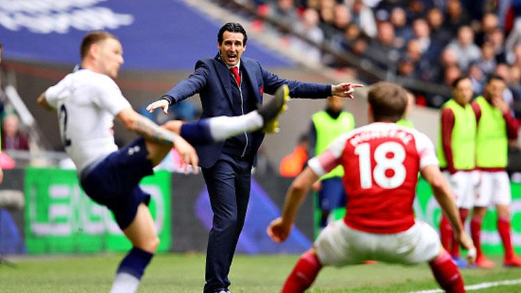 Duel pemain Tottenham Hotspur vs Arsenal disaksikan oleh Unai Emery, pelatih The Gunners (tengah).
