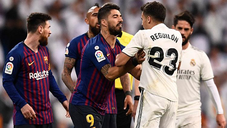 Ketegangan terjadi antara striker Barcelona, Luis Suarez dengan bek muda Real Madrid, Sergio Reguilion.