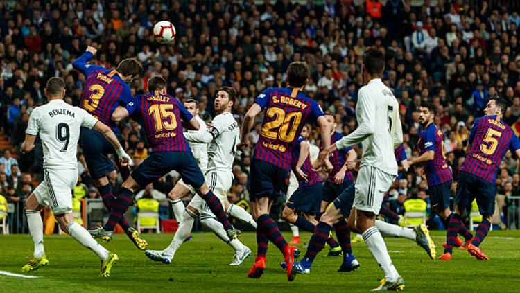 Duel antar pemain Real Madrid vs Barcelona. Copyright: INDOSPORT