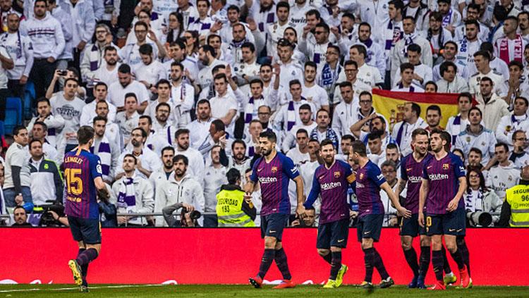Para pemain Barcelona merayakan selebrasi dihadapan Ultras Real Madrid.