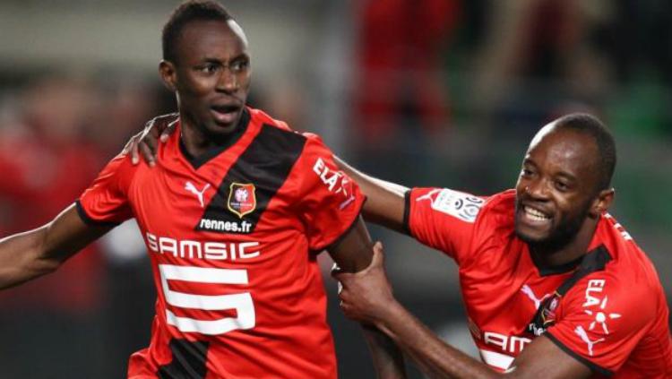Jirès kembo ekoko (kanan) saat memperkuat Rennes
