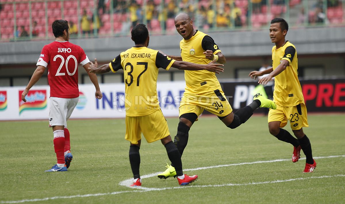 Selebrasi pemain BFC, Anderson Aparecido Salles (kedua kanan) usai mencetak gol pertama ke gawang Semen Padang pada laga perdana grup B Piala Presiden 2019 di stadion Patriot, Minggu (03/03/19).