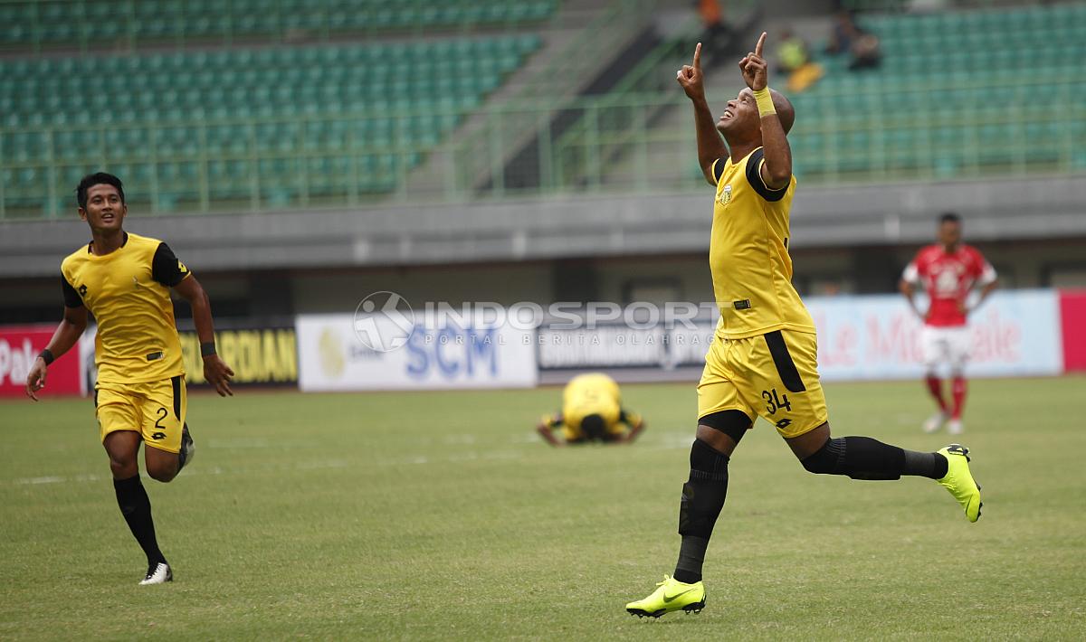 Selebrasi pemain BFC, Anderson Aparecido Salles (kanan) usai mencetak gol pertama ke gawang Semen Padang pada laga perdana grup B Piala Presiden 2019 di stadion Patriot, Minggu (03/03/19).