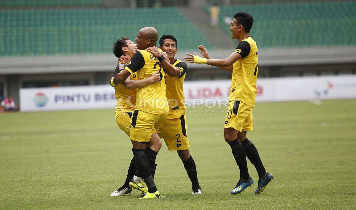 Selebrasi pemain BFC, Anderson Aparecido Salles bersama rekan-rekannya usai mencetak gol pertama ke gawang Semen Padang pada laga perdana grup B Piala Presiden 2019 di stadion Patriot, Minggu (03/03/19).