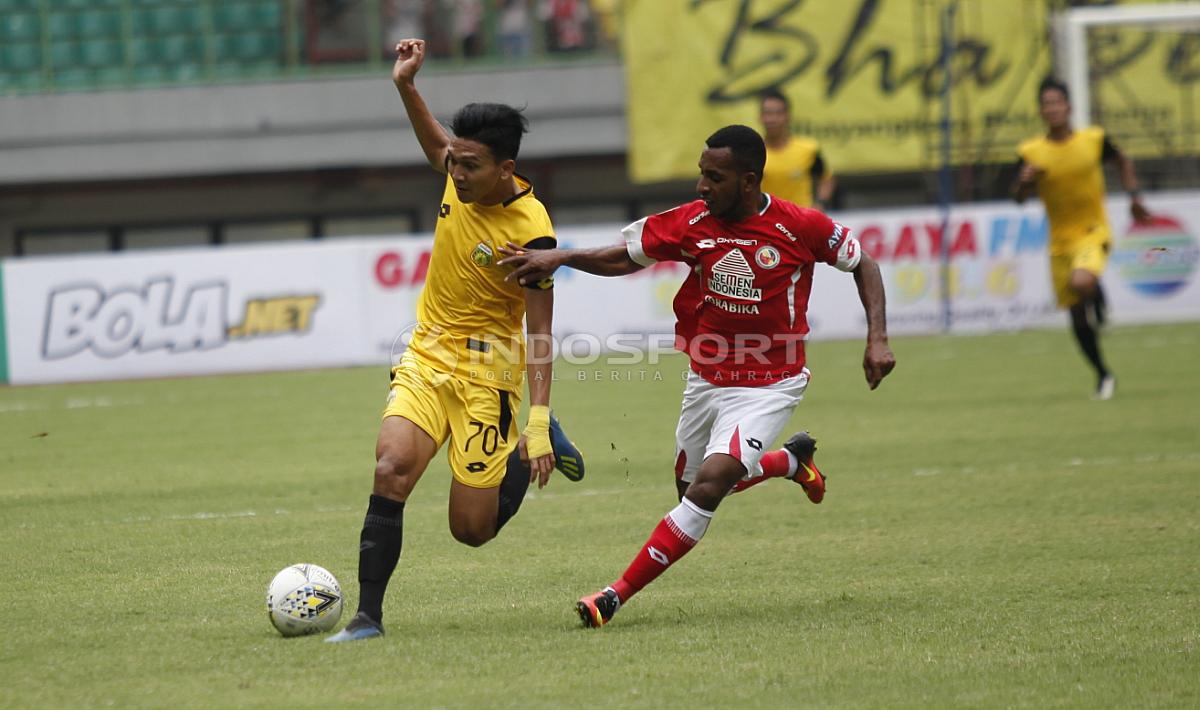 Aksi pemain BFC, Dendy Sulistyawan (kiri) mencoba melewati hadangan pemain Semen Padang, Boas Atururi Padang pada laga perdana grup B Piala Presiden 2019 di stadion Patriot, Minggu (03/03/19).