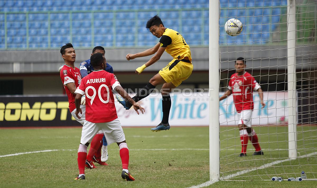 Kemelut di depan gawang Semen Padang yang berbuah gol pertama untuk BFC Padang pada laga perdana grup B Piala Presiden 2019 di stadion Patriot, Minggu (03/03/19).