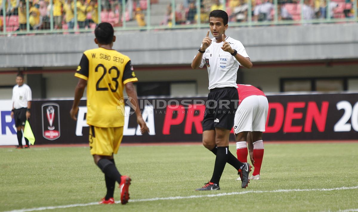 Wasit Thoriq Alkatiri memberi peringatan kepada pemain BFC usai melakukan pelanggaran kepada pemain Semen Padang pada laga perdana grup B Piala Presiden 2019 di stadion Patriot, Minggu (03/03/19).