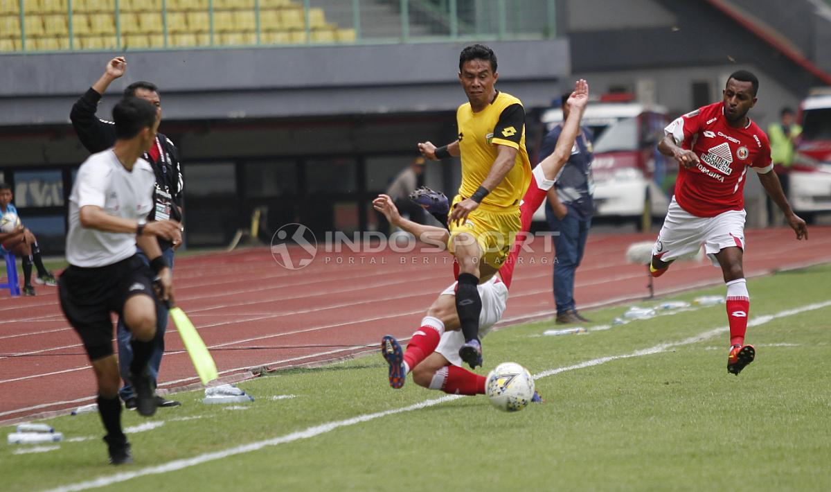 Pemain BFC, Alsan Putra Masat Sanda berhasil menghindari dari tekel keras pemain Semen Padang Padang pada laga perdana grup B Piala Presiden 2019 di stadion Patriot, Minggu (03/03/19).