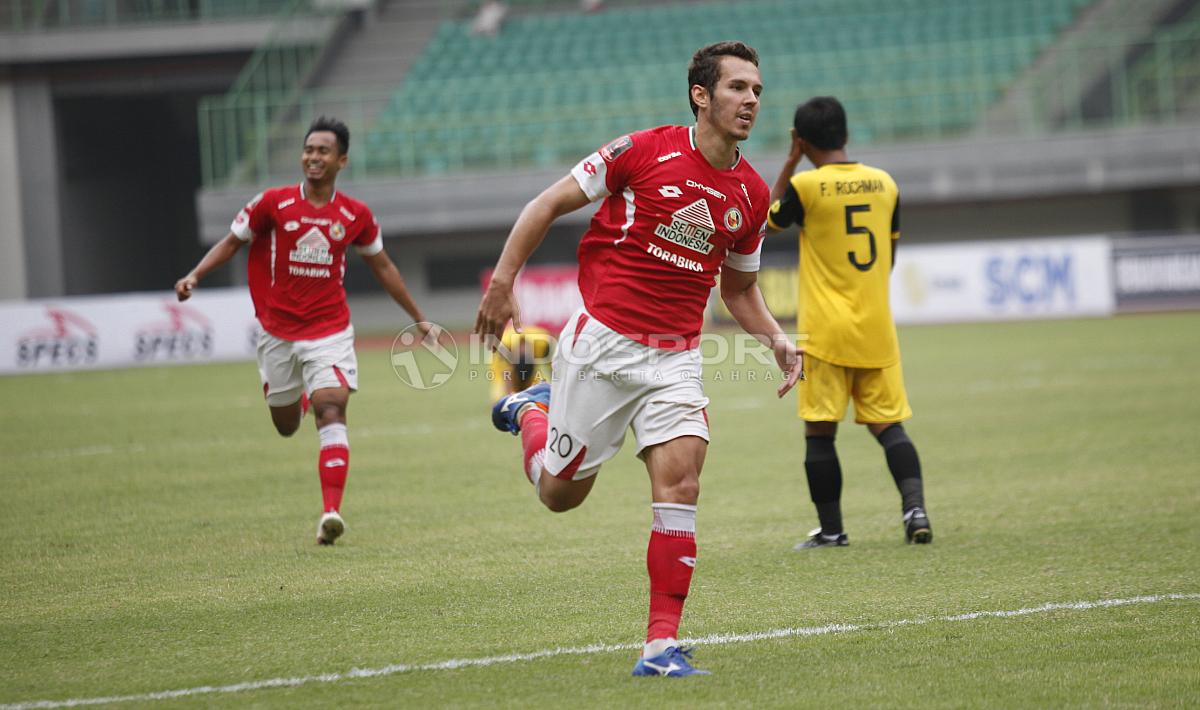 Selebrasi pemain Semen Padang, Nildo Victor Juffo usai cetak gol indah penyama ke gawang pada laga perdana grup B Piala Presiden 2019 di stadion Patriot, Minggu (03/03/19).