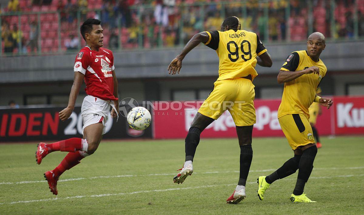 Pemain Semen Padang, Riski Novriansyah (kiri) mencoba memanfaatkan kesalahan bek BFC, Anderson Aparecido pada laga perdana grup B Piala Presiden 2019 di stadion Patriot, Minggu (03/03/19).