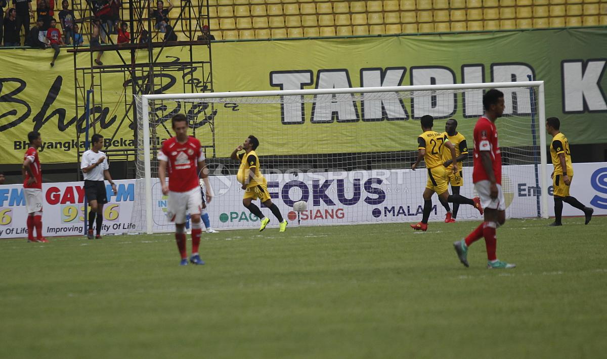 Selebrasi pemain BFC, Ilham Udin Armaiyn (empat dari kiri) usai mencetak gol keempat ke gawag Semen Padang  pada laga perdana grup B Piala Presiden 2019 di stadion Patriot, Minggu (03/03/19).