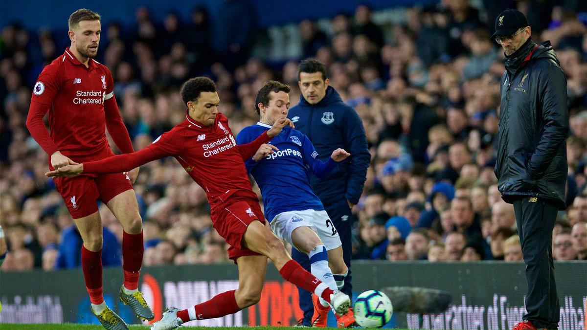 Pemain Everton dan Liverpool berjibaku di laga derby Merseyside, Minggu (03/03/19). Copyright: twitter.com/premierleague