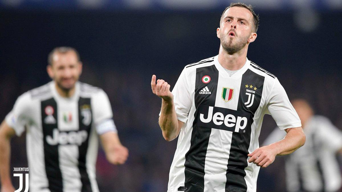 Selebrasi pemain Juventus Miralem Pjanic usai menjebol gawang Napoli, Senin (04/03/19). Copyright: twitter.com/juventusfc