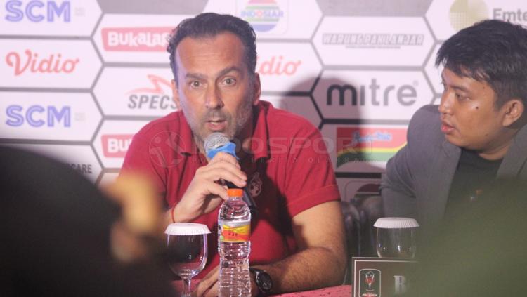 Fabio Lopez pelatih Borneo FC dalam jumpa pers Copyright: Ronald Seger/INDOSPORT