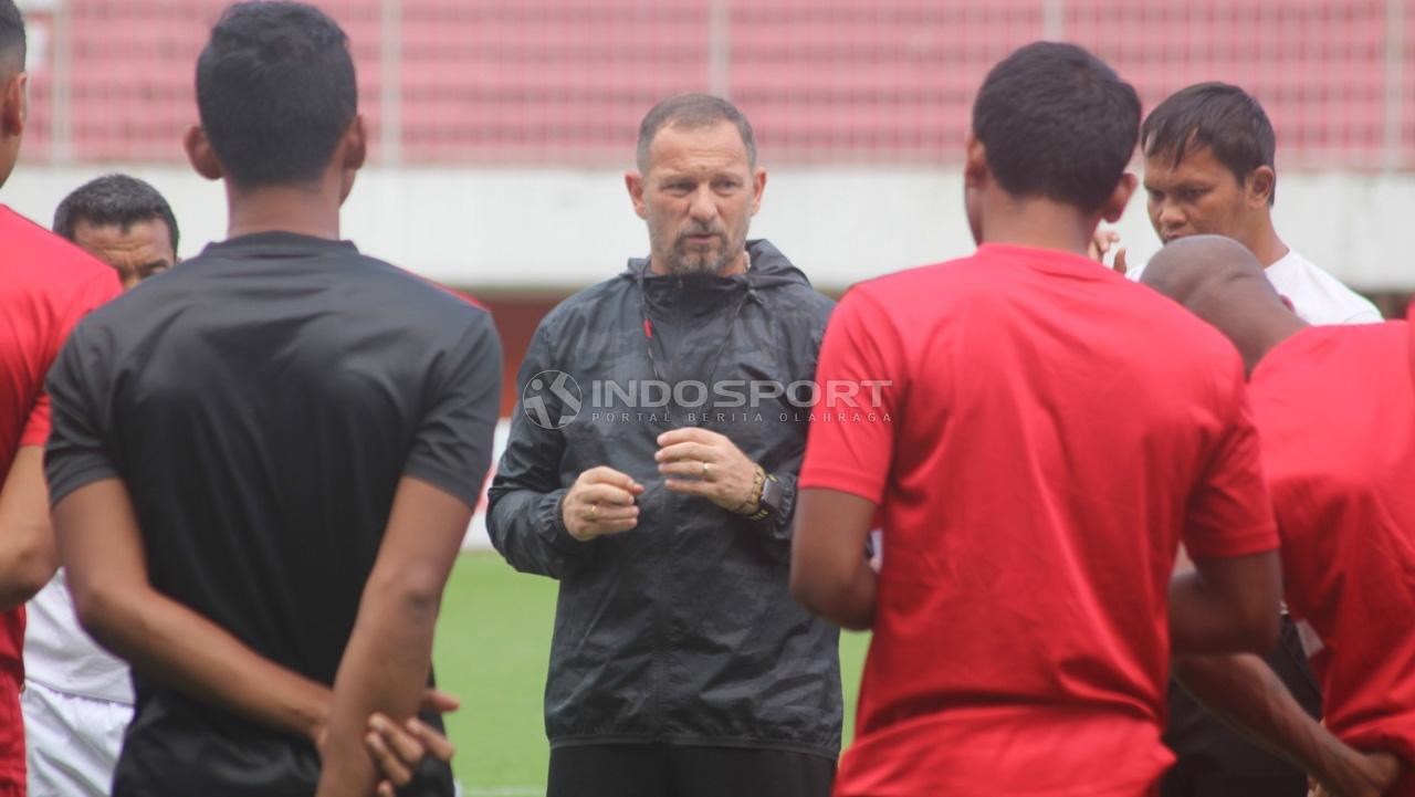 Pelatih Madura United, Dejan Antonic memimpin latihan tim Madura United di Stadion Maguwoharjo, Sleman. Copyright: Ronald Seger Prabowo/Soicaumienbac.cc