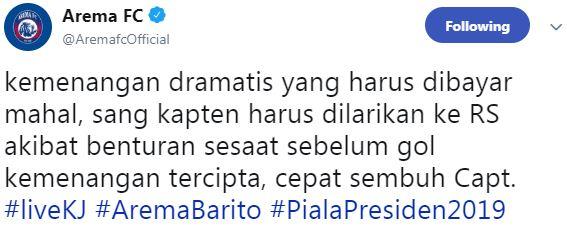 Kemenangan dramatis yang harus dibayar mahal, sang kapten Hamka Hamzah harus dilarikan ke rumah sakit. Copyright: Twitter/@AremafcOfficial