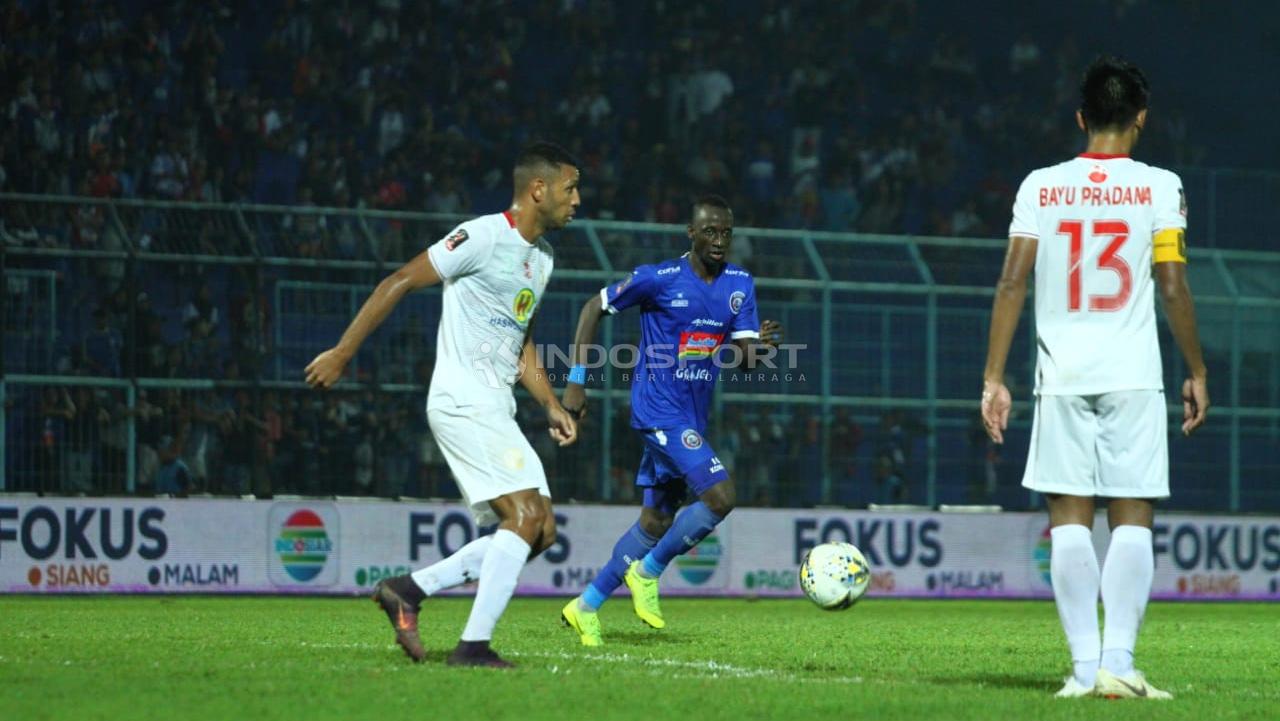 Makan KonatÃ© pemain Arema FC.