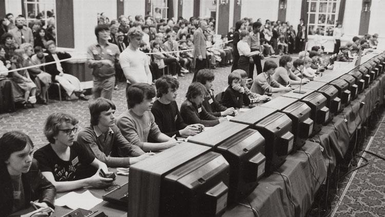 Kompetisi E-Sports yang pertama kali digelar, yakni SpaceWars di tahun 1970-1980an. Copyright: Reddit