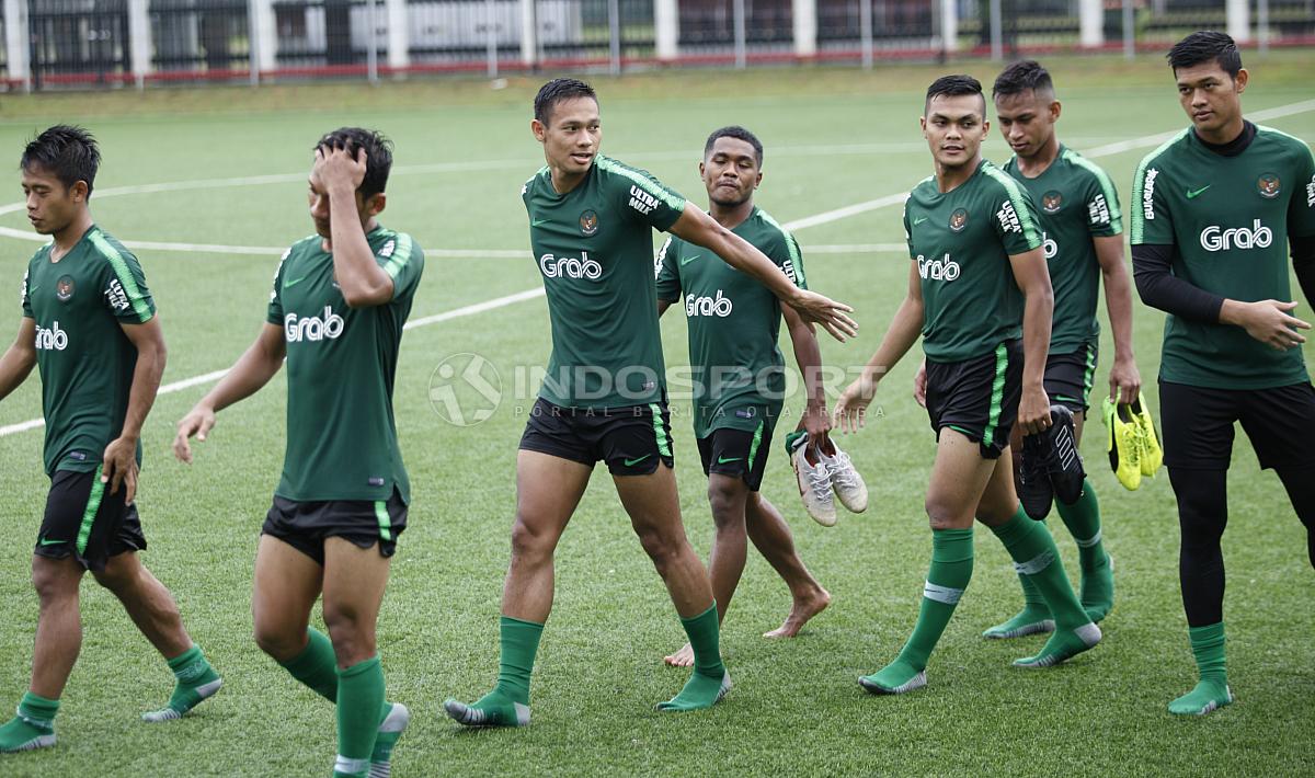 Kapten Timnas U-23 Andi Setyo, Billy Keraf, Rachmat Irianto dan pemain lainnya usai menjalankan latihan Timnas U-23 jelang Pra Piala Asia U-23 di Lapangan ABC Senayan, Jakarta, Selasa (05/03/19).