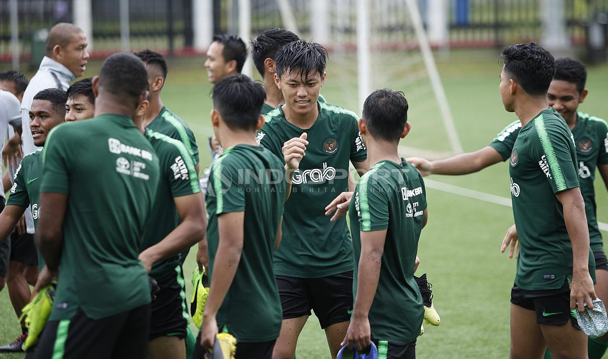 Pemain baru yang dipanggil mengikuti TC Timnas U-23 asal Bali United, Feby Eka Putra (tengah) pada latihan Timnas U-23 jelang Pra Piala Asia U-23 di Lapangan ABC Senayan, Jakarta, Selasa (05/03/19).