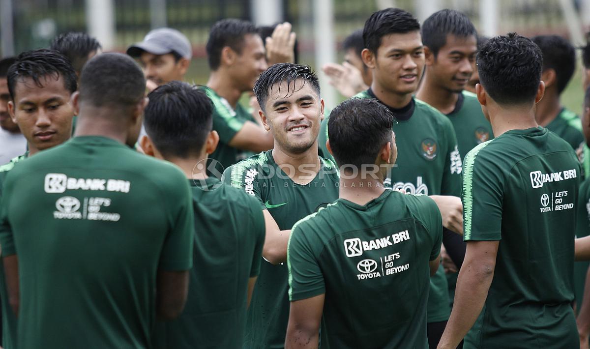 Pemain baru yang dipanggil mengikuti TC Timnas U-23 asal Bhayangkara FC, Mahir Radja (tengah) pada latihan Timnas U-23 jelang Pra Piala Asia U-23 di Lapangan ABC Senayan, Jakarta, Selasa (05/03/19).