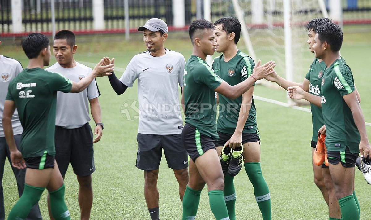 Para pemain Timnas U-23 bersalaman usai mengikuti latihan Timnas U-23 jelang Pra Piala Asia U-23 di Lapangan ABC Senayan, Jakarta, Selasa (05/03/19).
