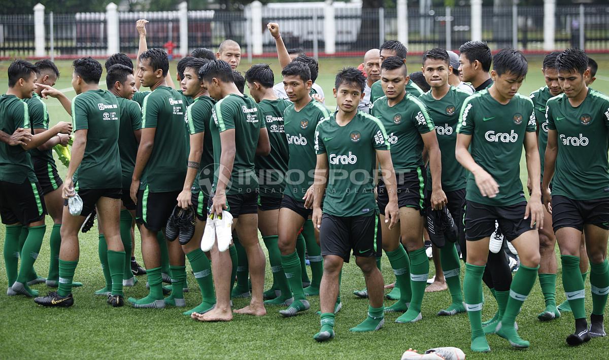 Para pemain Timnas U-23 usai mendengerkan arahan pelatih saat latihan Timnas U-23 jelang Pra Piala Asia U-23 di Lapangan ABC Senayan, Jakarta, Selasa (05/03/19).