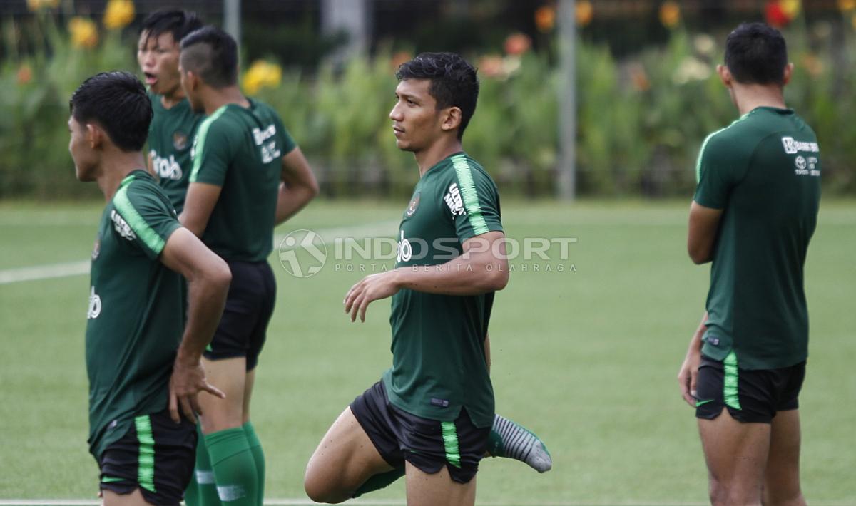 Pemain baru yang dipanggil mengikuti TC Timnas U-23 asal Bhayangkara FC, TM Ichsan (tengah) pada latihan Timnas U-23 jelang Pra Piala Asia U-23 di Lapangan ABC Senayan, Jakarta, Selasa (05/03/19).